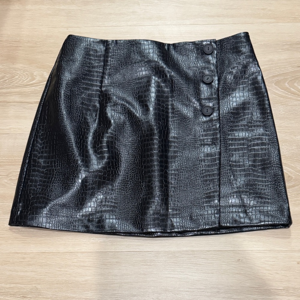 Commense Black Croc-Embossed Mini Skirt Size Small